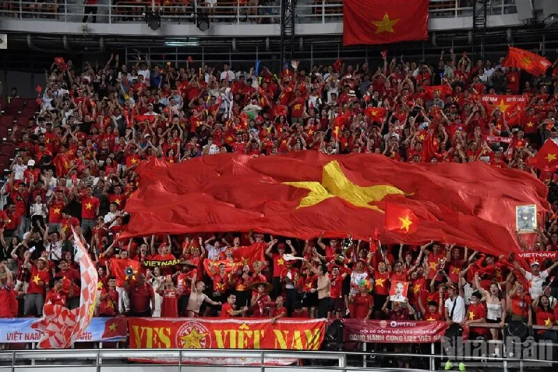 Quốc kỳ Việt Nam tung bay trên khán đài sân vận động